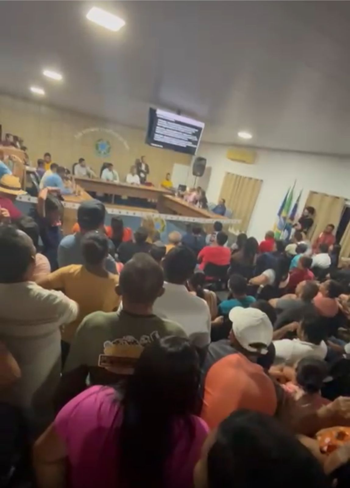 Manifestantes perdem a razão e transformam Câmara de Goiatins em cenário de confronto