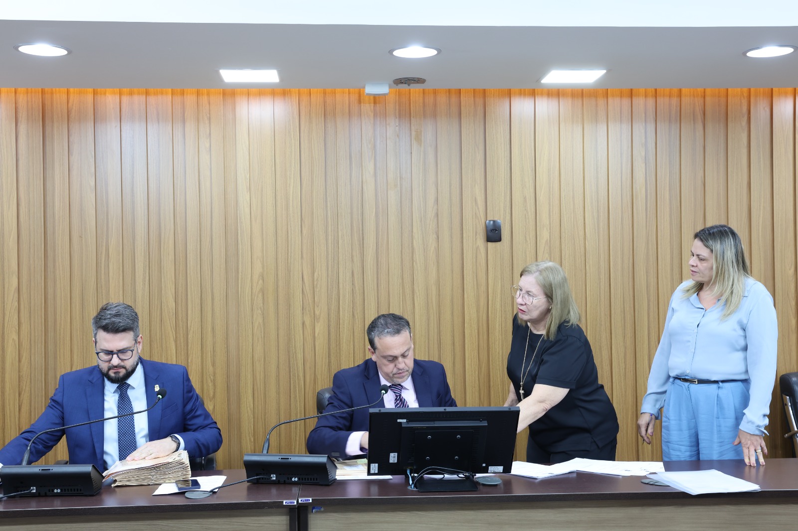 Deputado Dr. Danilo Alencar conduz reunião da Comissão de Saúde com votação de 20 pautas