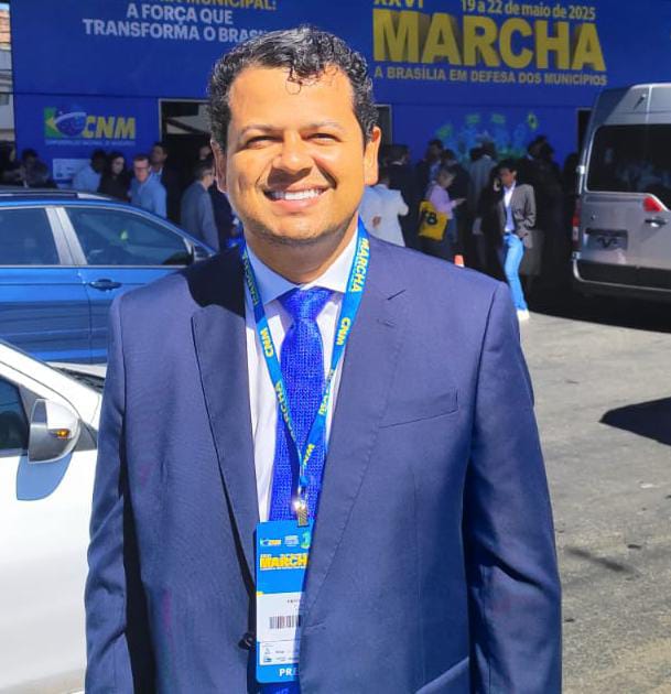 Gestão de Dr. Mayck Câmara surpreende, quatro meses de mandato, mutirão de limpeza em toda cidade, furou poços artesianos, pagou piso da enfermagem, pagou progressão dos professores, já são cinco casas quase prontas para entregar, melhor carnaval da história de Xambioá. Esse é o Dr. Mayck Câmara.